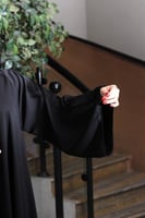 عبايه نص كلوش سوداء بتدخيله زرارات