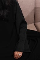 عبايه سوداء بتدخيله هندسيه على الاكمام