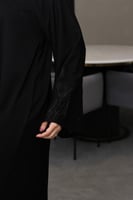 عباية عملية بتطريز على الكم باللون الاسود