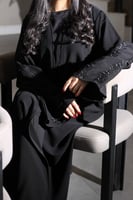 عبايه سوداء بتطريز اسود على الكم