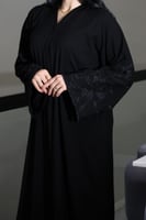 عباية عملية بتطريز على الكم باللون الاسود