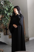 عبايه نص كلوش سوداء بتدخيله زرارات