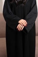عبايه سوداء بتدخيله هندسيه على الاكمام