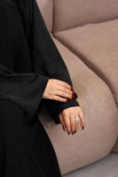 عبايه سوداء بتدخيله هندسيه على الاكمام