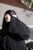 عبايه سوداء مطزره باالون الاسود