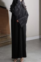 عبايه سوداء بتطريز اسود على الكم