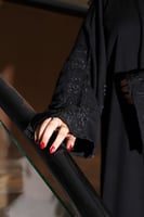 عبايه سوداء بتطريز اسود على الكم