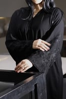 عباية عملية بتطريز على الكم باللون الاسود