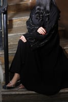 عبايه سوداء بتطريز جميل باللون الذهبي والاسود