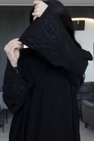 عباية عملية بتطريز على الكم باللون الاسود