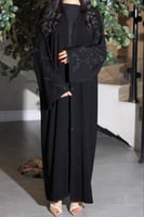 عبايه سوداء مطزره باالون الاسود