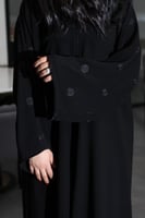 عباية عملية بتطريز على الكم باللون الاسود