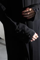 عبايه سوداء عمليه بتصميم مميز.