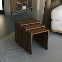 طاولات ثلاثة خشب وسط خدمة