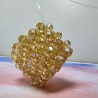 تعليقة سيارة مكعب بالخرز العسلي