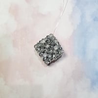 تعليقة سيارة مكعب بالخرز الفضي