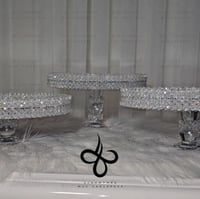 مجموعة من 3 صحون مع ستاند بأطوال مختلفة