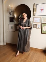 . جلابية انيقة مطرزة بالحروف العربية بألوان مختلفة