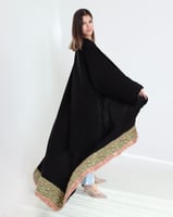 عباية كريب نقشة هندية على طرف الاكمام والطرحة