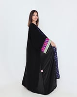 عباية كريب نقشة هندية على طرف الاكمام والطرحة