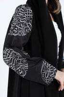 عباية خفيفة وباردة مع نقش في الاكمام ، مع الطرحة