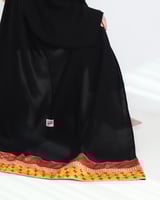 عباية كريب نقشة هندية على طرف الاكمام والطرحة