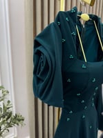 فستان بأكمام وردة