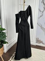 فستان طويل بقصة ضيقة