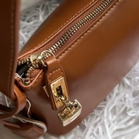 شنطة هوبو لون بني