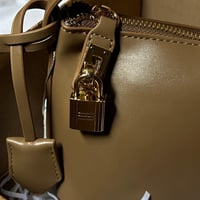 شنطة هوبو لون كاكي