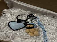 تعليقة دب وخوذة لون ازرق