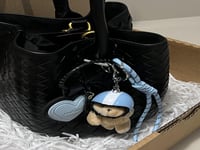 تعليقة دب وخوذة لون ازرق