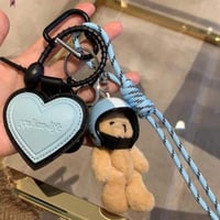 تعليقة دب وخوذة لون ازرق