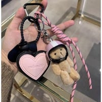 تعليقة دب و خوذة لون وردي