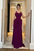 فستان سهرة طويل بحمالات عريضة مع تطريز لامع وذيل