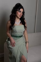 فستان سهرة أخضر فاتح مطرز بحزام كريستال لامع