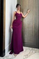 فستان سهرة طويل بحمالات عريضة مع تطريز لامع وذيل