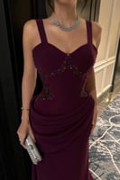 فستان سهرة طويل بحمالات عريضة مع تطريز لامع وذيل