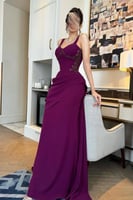 فستان سهرة طويل بحمالات عريضة مع تطريز لامع وذيل