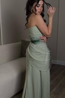 فستان سهرة أخضر فاتح مطرز بحزام كريستال لامع