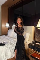 فستان سهرة أسود أوف شولدر بدانتيل فاخر مع ذيل طويل