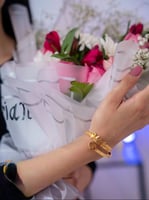 باقة ورد مع اسوارة بالاسم رسمة قلب