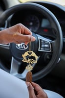 تعليقة كسرة العود بشكل قلب بيدين ترند