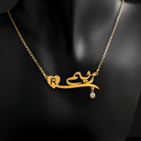سلسال بالاسم مع حرف وفص مطلي بالذهب
