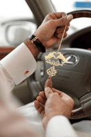 تعليقة كسرة العود بشكل قلب بيدين ترند