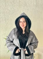 فروه نسائي رصاصي مع فرو اسود بشكل