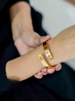 اسوارة فخمة بالاسم مع باقة ورد أنيقة