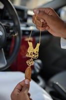 تعليقة بحفر الايادي ماسكه يد بعض