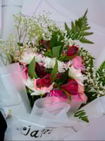 باقة ورد مع اسوارة بالاسم رسمة قلب