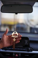 تعليقة كسرة العود بشكل قلب بيدين ترند